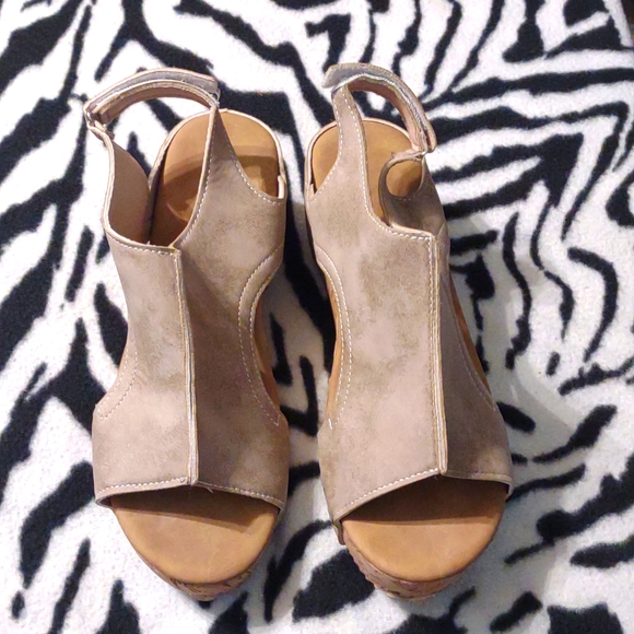 Ladies Sandals - Picture 2 of 3